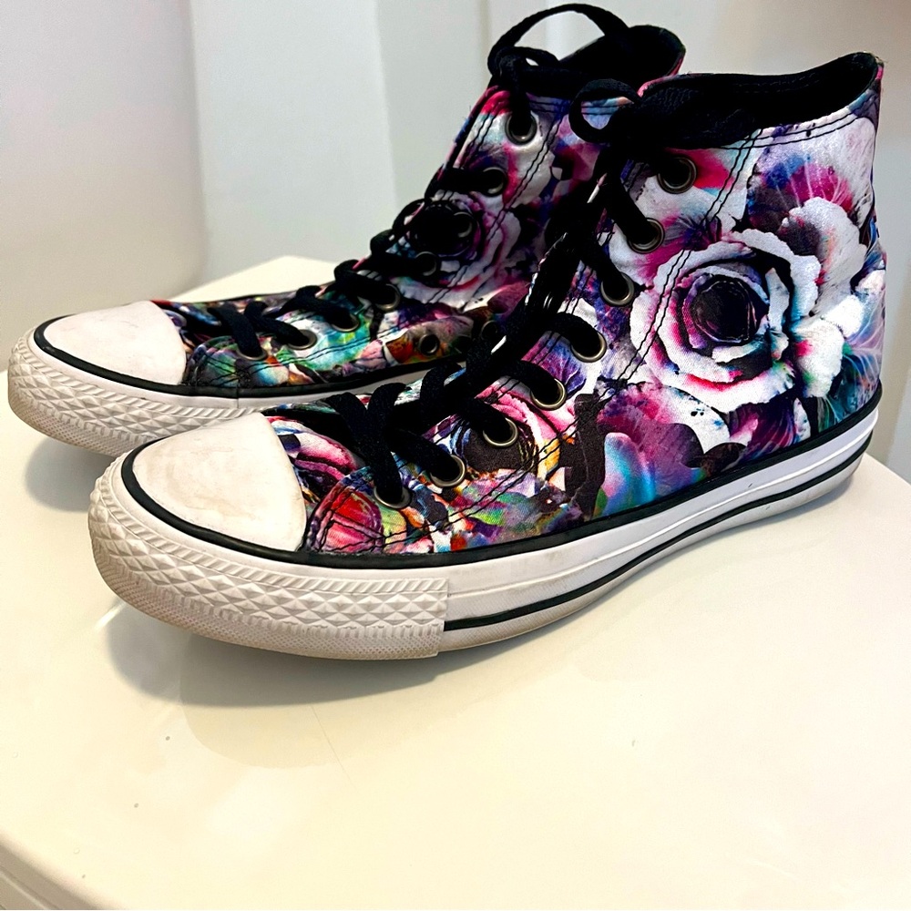 CONVERSE•CHUCK TAYLOR ALL STAR HIGH TOPS•BLACK SATIN FLORAL•.    SizeM7|W9|EUR40